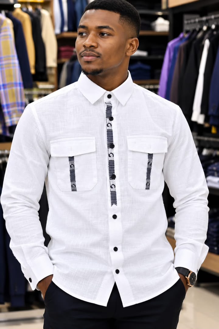 Chemise en lin blanche pour homme avec bande brodée et boutons noirs