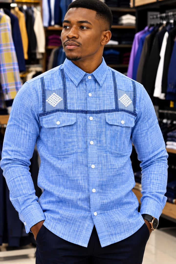 Chemise en lin bleu ciel pour homme avec plastron brodé de losanges blancs