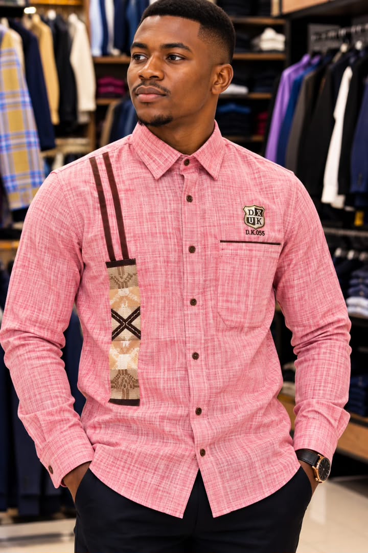 Chemise en lin rose pour homme avec bande kente brun et beige et écusson brodé