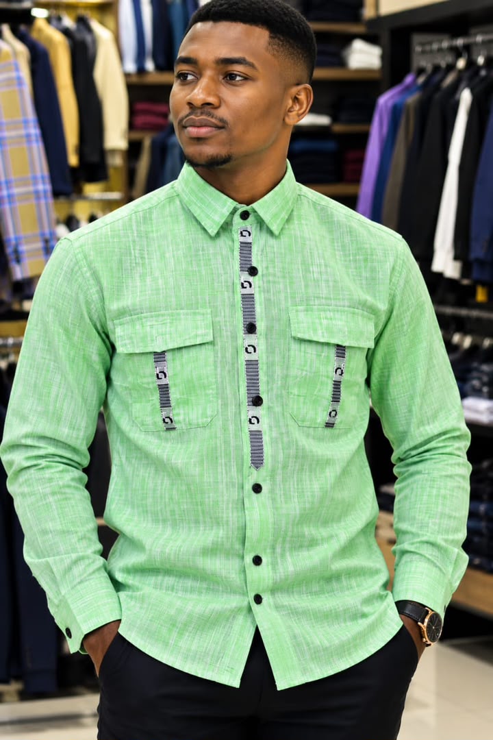 Chemise en lin vert pour homme avec bande brodée et boutons noirs