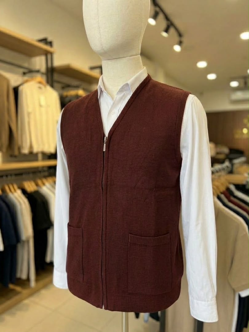 Gilet zippé bordeaux pour homme avec deux poches, porté sur une chemise blanche