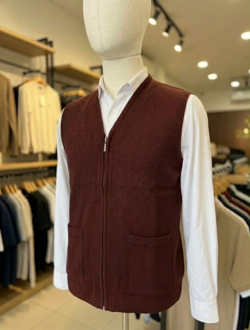 Gilet zippé bordeaux pour homme avec poches, vue de trois quarts