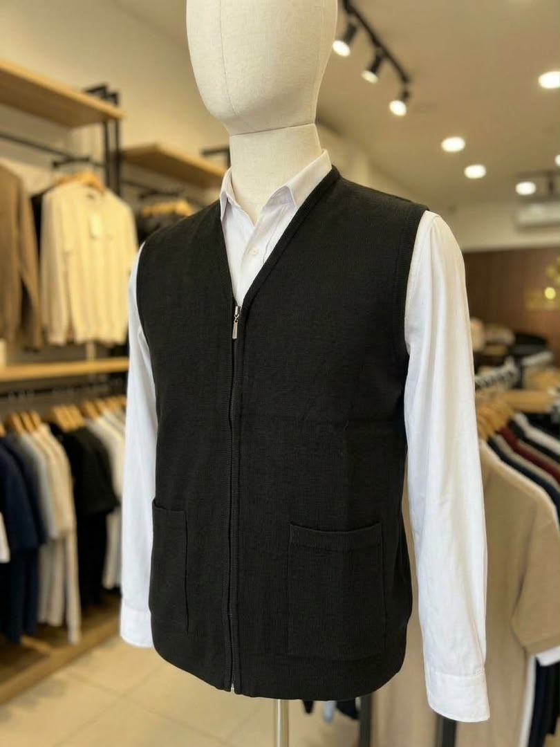 Gilet zippé noir pour homme avec poches, vue de trois quarts